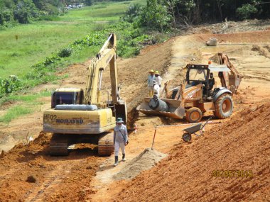 MALACCA, MALAYSIA - 5 Mart 2020: İnşaat alanında kazıcı makine. İnşaat alanında toprak çıkarmak ve malzeme taşımak için kullanılıyor. Hidrolik bir kovayla güçlendirilmiş..  