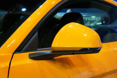 KUALA LUMPUR, MALAYSIA - Mart 03, 2020: Aracın arka ve yan taraflarını görmesine yardımcı olmak amacıyla arabanın dış tarafında araba yan aynası veya kapı aynası inşa. 