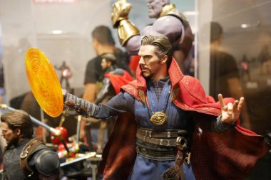 KUALA LUMPUR, MALAYSIA - 3 Mart 2020: Marvel çizgi roman ve filmlerinden Dr. Strange 'in hayali karakter aksiyon figürü. Koleksiyoncu tarafından halk için gösterilen eylem figürü. 