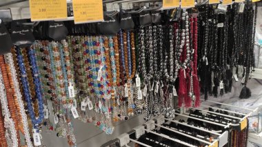 SEREMBAN, MALAYSIA - 1 Mart 2020: Süpermarketlerde satılmak üzere asılmış çeşitli dua boncukları. Plastik ve ahşap gibi çeşitli malzemelerden yapılır.. 