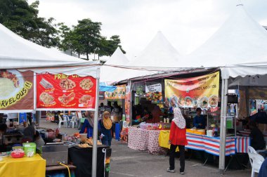 PUTRAJAYA, MALAYSIA -31 AĞUSTOS 2020: İnsanlar çiftçi pazarı olarak da bilinen Malezya Hawkers pazarında kalabalıktı. Pazar öğleden sonra başlar ve akşama kadar sürer.. 