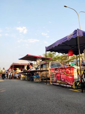 PUTRAJAYA, MALAYSIA -31 AĞUSTOS 2020: İnsanlar çiftçi pazarı olarak da bilinen Malezya Hawkers pazarında kalabalıktı. Pazar öğleden sonra başlar ve akşama kadar sürer.. 
