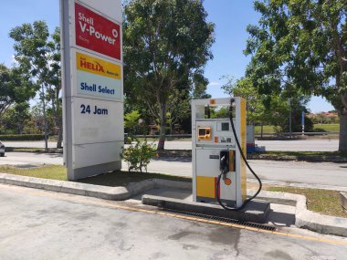 KUALA LUMPUR, MALAYSIA - 02 Mart 2020: Gündüz deniz kabuğu benzin istasyonu. Müşteriler yakıt ikmali yapmak, bakkaliye almak ya da sağlanan tesisleri kullanmak için bu benzin istasyonunu ziyaret ediyorlar..