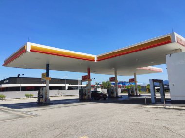 KUALA LUMPUR, MALAYSIA - 02 Mart 2020: Gündüz deniz kabuğu benzin istasyonu. Müşteriler yakıt ikmali yapmak, bakkaliye almak ya da sağlanan tesisleri kullanmak için bu benzin istasyonunu ziyaret ediyorlar..