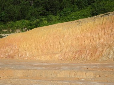 Yer ve yamaçlardaki erozyona yağmur neden olur. Toprak yapısı zayıf ve heyelan var. Bazı bölgelerde güvenlik önlemleri alındı.