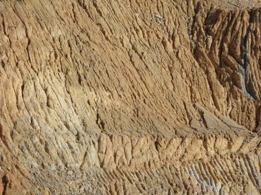 Yer ve yamaçlardaki erozyona yağmur neden olur. Toprak yapısı zayıf ve heyelan var. Bazı bölgelerde güvenlik önlemleri alındı.