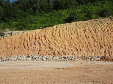 Yer ve yamaçlardaki erozyona yağmur neden olur. Toprak yapısı zayıf ve heyelan var. Bazı bölgelerde güvenlik önlemleri alındı.