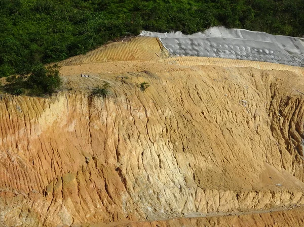 地面や斜面の浸食は降雨によって引き起こされます 土の構造は弱く 地滑りがあります 一部の地域で安全対策が講じられています — ストック写真