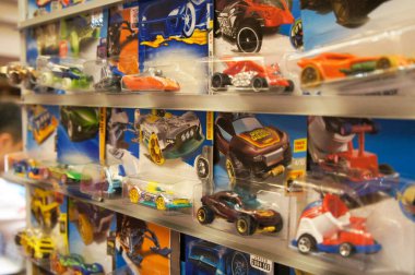 KUALA LUMPUR, MALAYSIA - Mart 01, 2020: Minyatür oyuncak araba Hot Wheel üzerine odaklanmış. Koleksiyoncu tarafından halka satışa sunulmuştur..