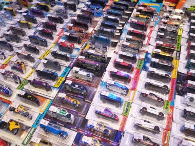 KUALA LUMPUR, MALAYSIA - Mart 01, 2020: Minyatür oyuncak araba Hot Wheel üzerine odaklanmış. Koleksiyoncu tarafından halka satışa sunulmuştur..