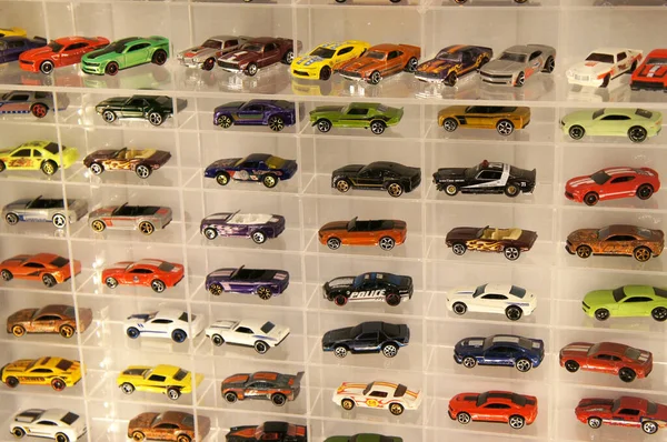 KUALA LUMPUR, MALAYSIA - Mart 01, 2020: Minyatür oyuncak araba Hot Wheel üzerine odaklanmış. Koleksiyoncu tarafından halka satışa sunulmuştur..