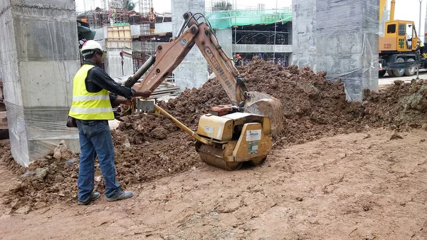 Seremban Malaysia Mart 2020 Nşaat Işçileri Inşaat Alanındaki Toprağı Düzleştirmek — Stok fotoğraf