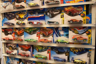 KUALA LUMPUR, MALAYSIA - Mart 01, 2020: Minyatür oyuncak araba Hot Wheel üzerine odaklanmış. Koleksiyoncu tarafından halka satışa sunulmuştur..