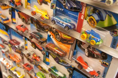 KUALA LUMPUR, MALAYSIA - Mart 01, 2020: Minyatür oyuncak araba Hot Wheel üzerine odaklanmış. Koleksiyoncu tarafından halka satışa sunulmuştur..
