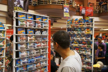 KUALA LUMPUR, MALAYSIA - Mart 01, 2020: Minyatür oyuncak araba Hot Wheel üzerine odaklanmış. Koleksiyoncu tarafından halka satışa sunulmuştur..