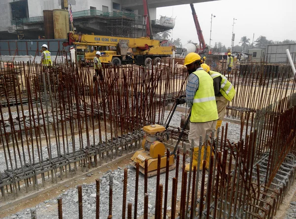Seremban Malaysia March 2020 建筑工人们正在使用婴儿车来平整和缩小建筑工地的土壤 — 图库照片