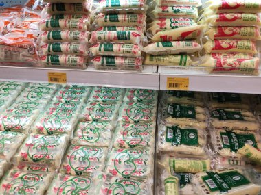 SEREMBAN, MALAYSIA -MARC 01, 2020: Soya peyniri olarak da bilinen soya peyniri süpermarketin içindeki rafta satılmaktadır. Soya sütünü pıhtılaştırarak hazırlanan ve daha sonra kaymak tabakalarını katı beyaz bloklar veya diğer şekillere dönüştüren bir besindir.. 