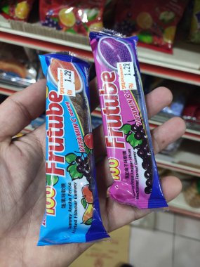 KUALA LUMPUR, MALAYSIA, AĞUSTOS 13 Ağustos 2019: Şekerler ticari plastik kaplara sarılıp markayla etiketlenmiştir. Satılık bir süpermarket rafında göster.