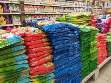 KUALA LUMPUR, MALAYSIA - 29 Mart 2020: Dev süpermarketler içinde sergilenen plastik ambalajlarda seçilmiş odaklı toz deterjanı. Marka ve fiyata göre sıralanır. 