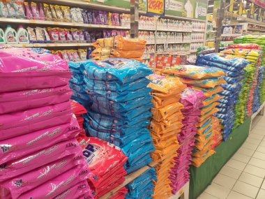 KUALA LUMPUR, MALAYSIA - 29 Mart 2020: Dev süpermarketler içinde sergilenen plastik ambalajlarda seçilmiş odaklı toz deterjanı. Marka ve fiyata göre sıralanır. 