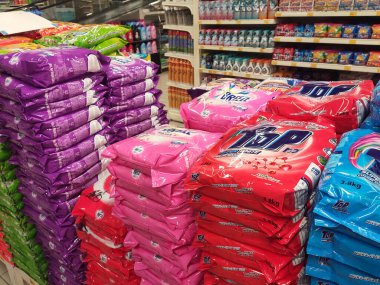 KUALA LUMPUR, MALAYSIA - 29 Mart 2020: Dev süpermarketler içinde sergilenen plastik ambalajlarda seçilmiş odaklı toz deterjanı. Marka ve fiyata göre sıralanır. 