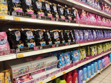 KUALA LUMPUR, MALAYSIA - 29 Mart 2020: Kumaş yumuşatıcıları plastik şişeye doldurulmuş ve rafta satılık yumuşak paketler sergilenmektedir. Müşterilerin seçmesini kolaylaştırmak için markaya göre sıralanır.
