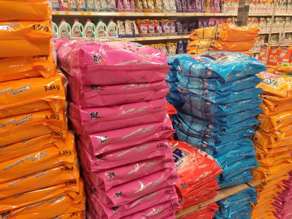 KUALA LUMPUR, MALAYSIA - 29 Mart 2020: Dev süpermarketler içinde sergilenen plastik ambalajlarda seçilmiş odaklı toz deterjanı. Marka ve fiyata göre sıralanır. 