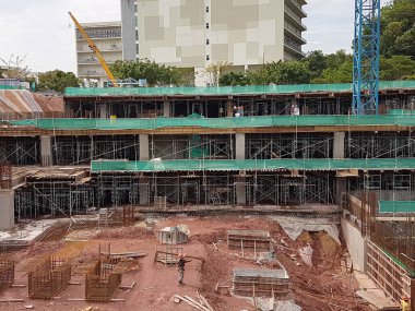 KUALA LUMPUR, MALAYSIA - MAYIS 02, 2018: Açık kesim metodu kullanılarak inşa edilen altyapı ve süper yapı. Geleneksel metodu kullanarak temel aşamasından sonra başlıyor..