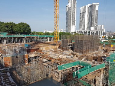 KUALA LUMPUR, MALAYSIA - MAYIS 02, 2018: Açık kesim metodu kullanılarak inşa edilen altyapı ve süper yapı. Geleneksel metodu kullanarak temel aşamasından sonra başlıyor..