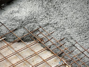 KUALA LUMPUR, MALAYSIA - 16 Mayıs 2017: İnşaat işçileri inşaat alanındaki kereste formuna beton pompa kullanarak ıslak beton döken bir grup işçi.  