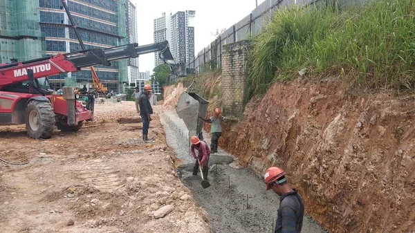 Kuala Lumpur Malaysia Mayıs 2017 Nşaat Işçileri Inşaat Alanındaki Kereste — Stok fotoğraf