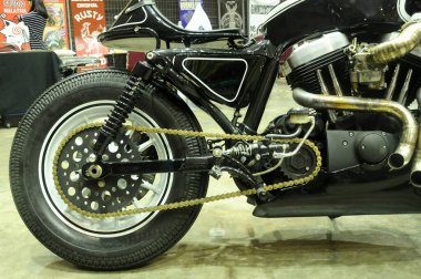 KUALA LUMPUR, MALAYSIA - 1 Nisan 2019: motorsiklet zinciri. Motordan arka tekere güç aktarmak için kullanılan metalik bir zincir..