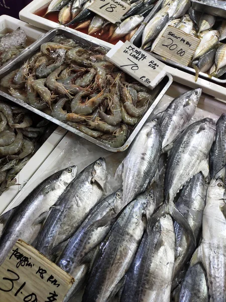 魚市場では様々な種類の魚が販売されている 魚種と価格のラベル — ストック写真