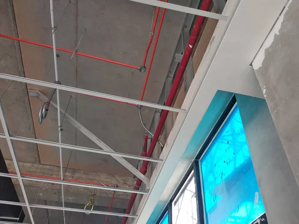 Seremban Malaysia April 2018 在建筑工地正在施工的吊顶框架和板材 电气和机械安装工作也在进行中 — 图库照片