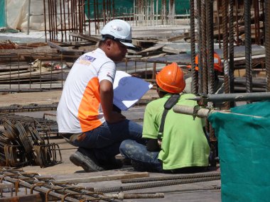 MALACCA, MALAYSIA - 9 Mayıs 2017: İnşaat işçileri inşaat alanında tartışıyorlar. İnşaat işlerini koordine etmek için önemli tartışmalar.