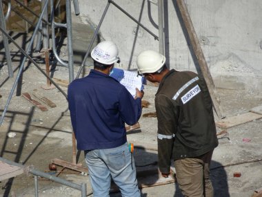 MALACCA, MALAYSIA - 9 Mayıs 2017: İnşaat işçileri inşaat alanında tartışıyorlar. İnşaat işlerini koordine etmek için önemli tartışmalar.
