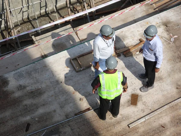 Malacca Malasia Mayo 2017 Trabajadores Construcción Discutiendo Obra Debates Importantes —  Fotos de Stock