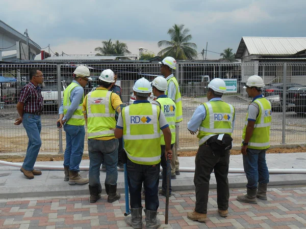 Malacca Malásia Maio 2017 Trabalhadores Construção Civil Discutindo Canteiro Obras — Fotografia de Stock