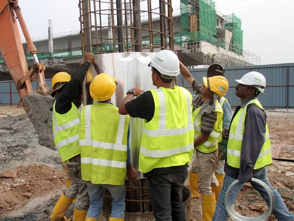 Malacca Malásia Maio 2017 Trabalhadores Construção Civil Discutindo Canteiro Obras — Fotografia de Stock