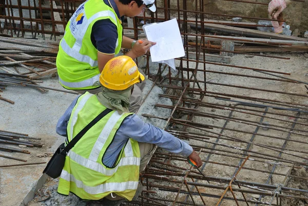 Malacca Malaysia May 2017 Construction Workers Having Discussion Construction Site — Stock Photo, Image