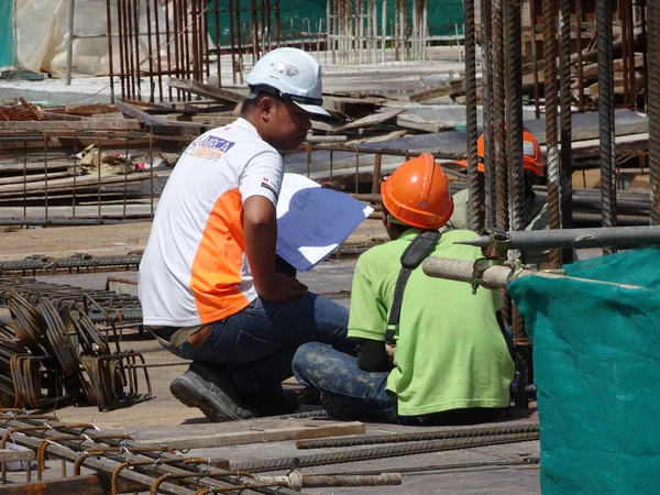 Malacca Malaysia Maj 2017 Byggnadsarbetare Diskuterar Byggarbetsplatsen Viktiga Diskussioner För — Stockfoto