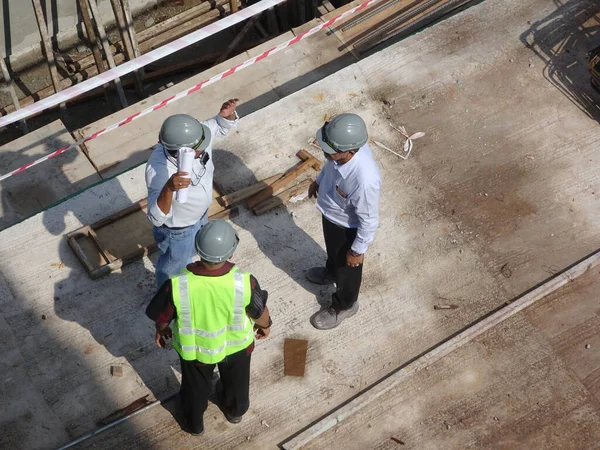 Malacca Malaysia May 2017 Construction Workers Having Discussion Construction Site — Stock Photo, Image