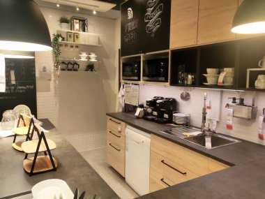 KUALA LUMPUR, MALAYSIA - 21 Temmuz 2019: IKEA Malezya sergisinde mutfak bölümü. IKEA, 1943 yılında İsveç 'te kurulan dünyanın en büyük mobilya perakendecisi.