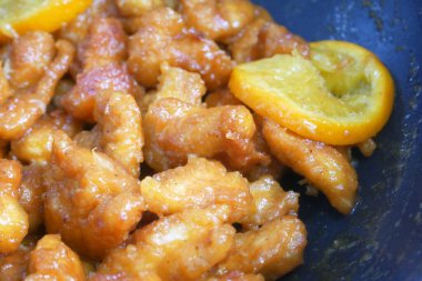 Küçük parçalara ayrılmış tavuk eti ve yumurta unu karışımı. Sıcak tavaya koy. Pişip çıtır çıtır olana kadar kızgın yağla kızartılır. Baharat olarak portakallı..