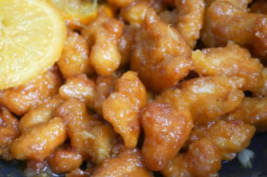 Küçük parçalara ayrılmış tavuk eti ve yumurta unu karışımı. Sıcak tavaya koy. Pişip çıtır çıtır olana kadar kızgın yağla kızartılır. Baharat olarak portakallı..