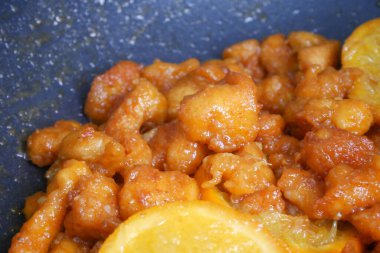 Küçük parçalara ayrılmış tavuk eti ve yumurta unu karışımı. Sıcak tavaya koy. Pişip çıtır çıtır olana kadar kızgın yağla kızartılır. Baharat olarak portakallı..