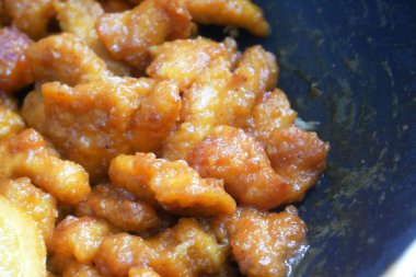 Küçük parçalara ayrılmış tavuk eti ve yumurta unu karışımı. Sıcak tavaya koy. Pişip çıtır çıtır olana kadar kızgın yağla kızartılır. Baharat olarak portakallı..