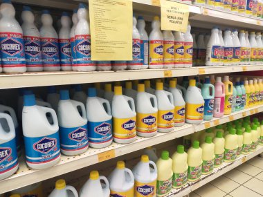 KUALA LUMPUR, MALAYSIA - 3 Mart 2020: Çamaşır deterjanı plastik şişelerde şişelenmiş ve süpermarketlerde satılmaktadır. Markaya ve raftaki müşterilere göre sıralanır.
