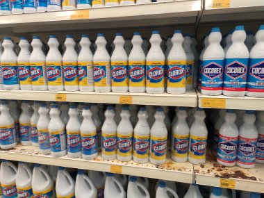 KUALA LUMPUR, MALAYSIA - 3 Mart 2020: Çamaşır deterjanı plastik şişelerde şişelenmiş ve süpermarketlerde satılmaktadır. Markaya ve raftaki müşterilere göre sıralanır.