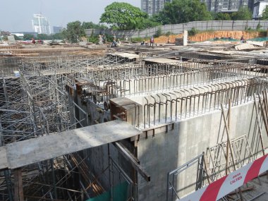 KUALA LUMPUR, MALAYSIA - 5 Mart 2020: İnşaat alanı gün içinde faaliyet gösteriyor. İşçiler, amirlerinin denetimi altında planlandığı gibi faaliyetlerini sürdürmekle meşguller..
